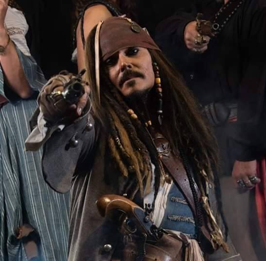 sosie de Jack Sparrow célèbre pirate